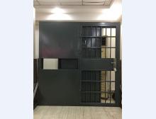一框雙監室門